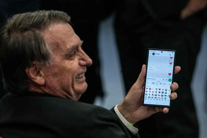 O ex-presidente Jair Bolsonaro conversa com a ex-primeira-dama Michelle Bolsonaro durante sessão do julgamento da trama golpista no STF — Foto: Brenno Carvalho / Agência O Globo