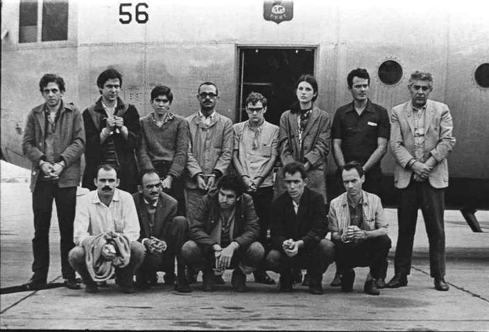 Foto de 1969 mostra 13 dos 15 presos políticos trocados pelo embaixador americano, entre eles José Dirceu, segundo em pé da esquerda para a direita — Foto: Agência JB
