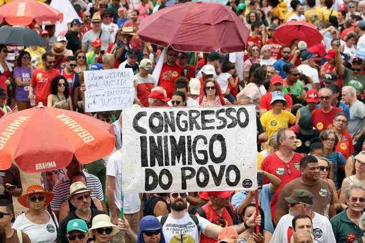 Manifestantes se reúnem na Praça dos Três Poderes em Brasília para protestar contra o Congresso — Foto: Sergio Lima / AFP