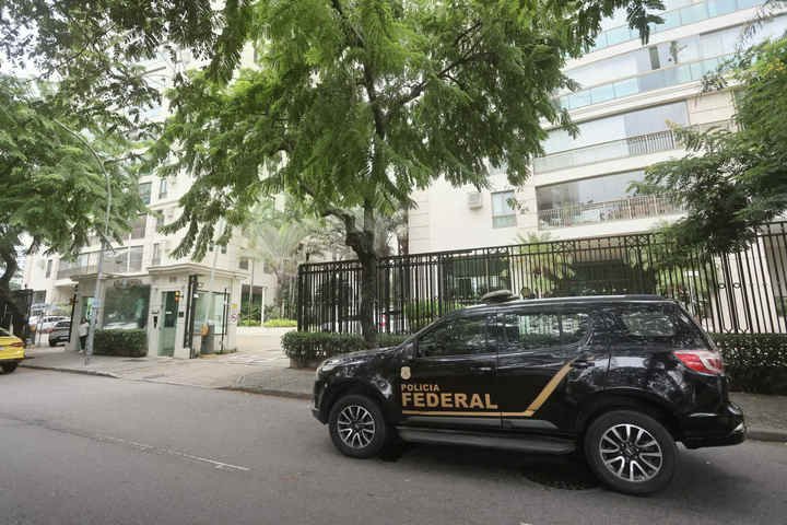 Ex-governador do Rio deixou o cargo em março; ação também mira empresário Ricardo Magro, alvo de prisão preventiva, desembargador afastado, ex-secretário de Castro e um policial civil