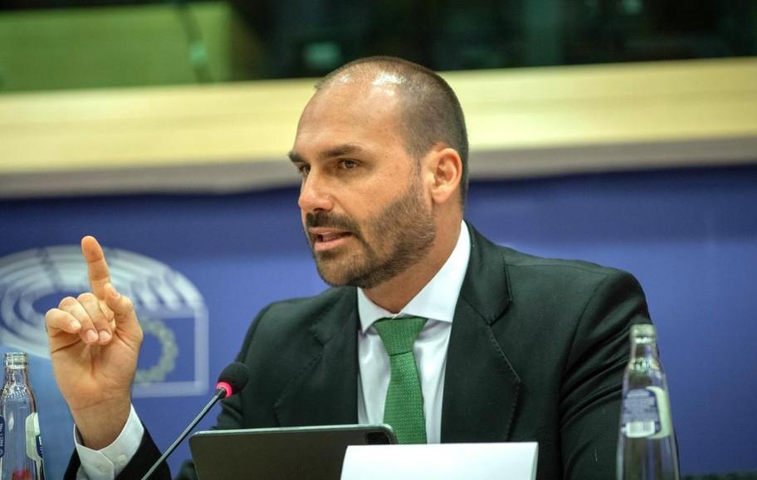 Moraes marca data de depoimento de Eduardo sobre atuação nos EUA por tarifaço e coação de ministros do STF