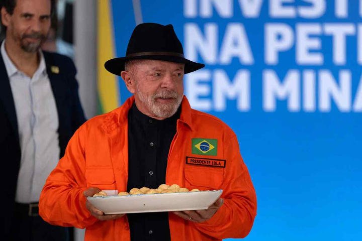 Presidente Lula e o ministro Fernando Haddad se reúnem em coletiva sobre medidas para reduzir o impacto da oscilação do preço internacional do petróleo sobre o diesel no Brasil — Foto: Douglas MAGNO / AFP