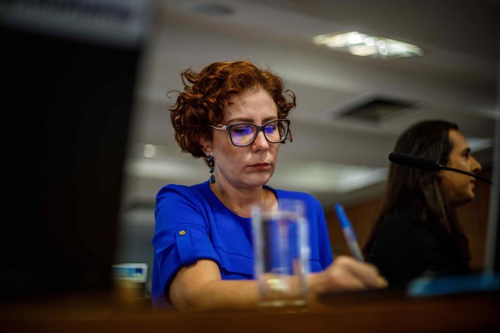 Câmara descumpre STF e preserva mandato de Carla Zambelli, que está presa na Itália