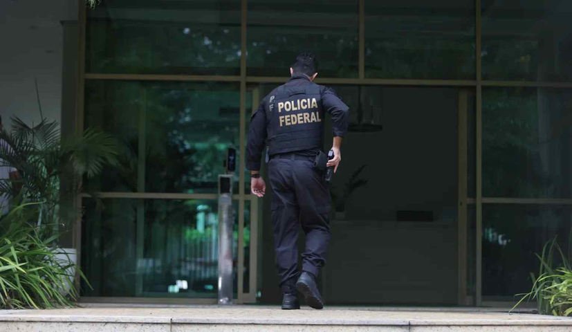 Agentes cumprem mandados de busca e apreensão em seu endereço em um condomínio na Barra da Tijuca, na Zona Sudoeste do Rio — Foto: Fabiano Rocha / Agência O Globo