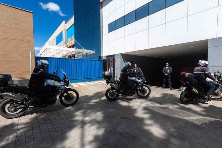 Bolsonaro está pronto para cirurgia, que deve durar de 3 a 4 horas, diz médico
