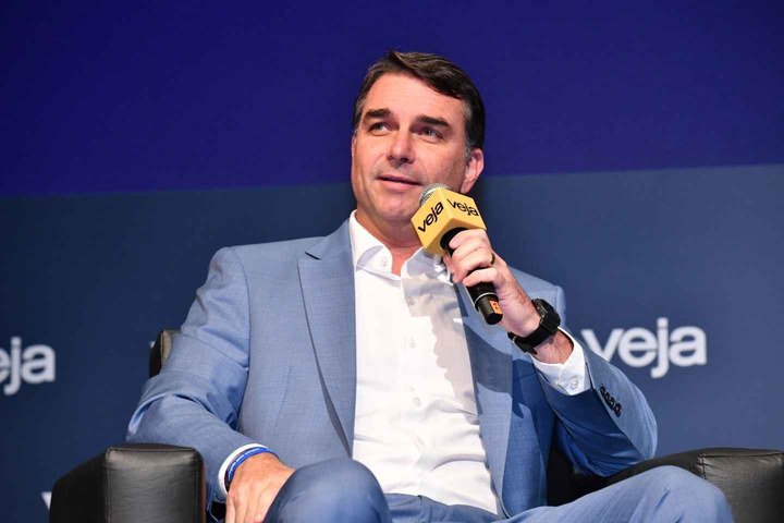 Flávio defende Bolsa Família, isenção do IR para quem ganha até R$ 5 mil e diz que pai errou na relação com a imprensa
