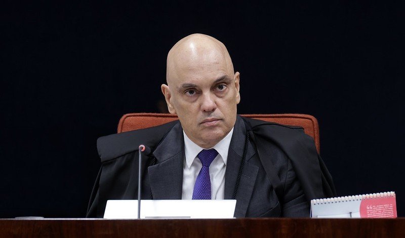 Em decisão sobre prisão preventiva, Moraes cita distância da casa de Bolsonaro da embaixada dos EUA