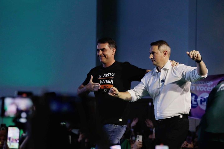 Em ato de pré-candidatura de Derrite, Flavio defende 'Dark Horse': 'Bolsonaro merece ou não merece um filme?'