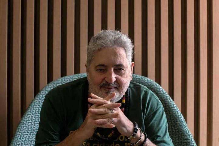 Retrato de Moacyr Luz antes da cirurgia para correção da doença de Parkinson. — Foto: Edilson Dantas / Agência O Globo