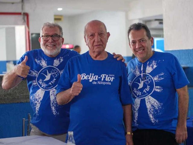Ricardo Abrão (à direita) junto do patrono da Beija-Flor, Anísio, seu tio: tentativa de reaproximação da família — Foto: Reprodução/Redes sociais