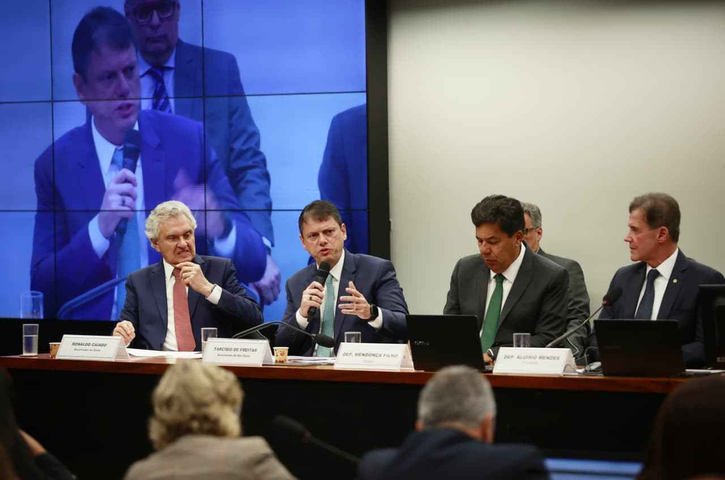 Tarcísio e Caiado criticam versão de Lula da PEC da Segurança Pública, e deputado petista discute com presidente da comissão