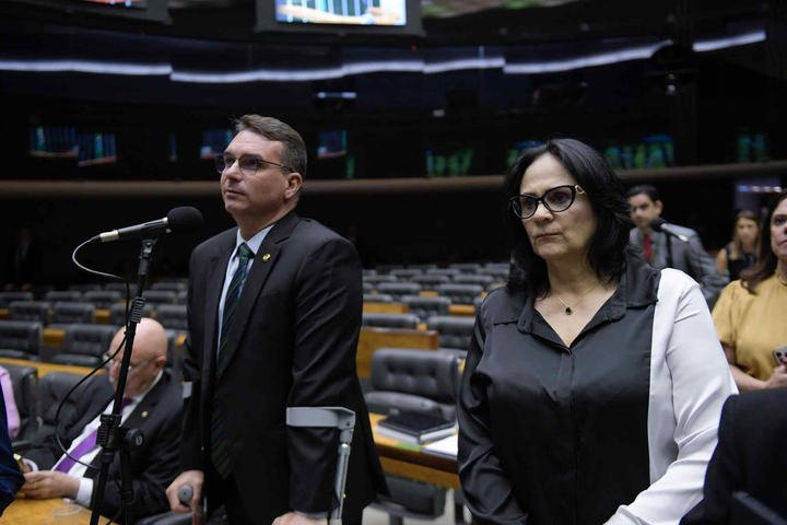 Após crise entre Michelle e Flávio, Damares diz que silêncio de pré-candidatos diante de ataques a mulheres é “conivência”