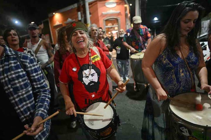 Pessoas comemoram a decisão do Supremo Tribunal Federal sobre o julgamento do ex-presidente Jair Bolsonaro no bairro de Santa Teresa, no Rio de Janeiro, Brasil, em 11 de setembro de 2025 — Foto: Mauro Pimentel/AFP