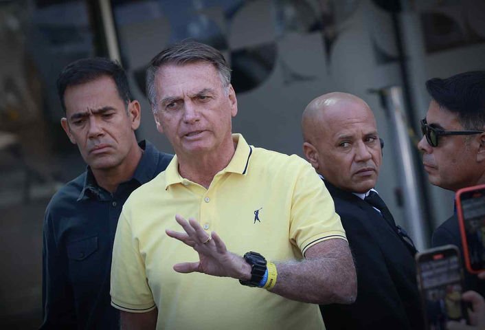 No hospital, Bolsonaro faz aniversário de 71 anos em meio à pressão por prisão domiciliar; parentes fazem homenagens