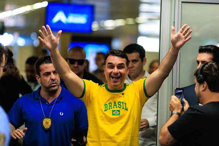 Flávio Bolsonaro chega no aeroporto de Brasília após tour nos Estados Unidos em busca de apoio político com Donald Trump — Foto: Brenno Carvalho / Agência O Globo