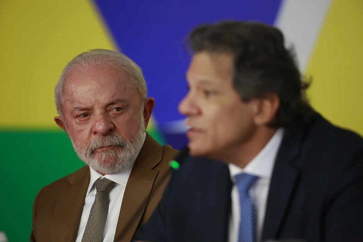 Presidente Lula e o ministro Fernando Haddad se reúnem em coletiva sobre medidas para reduzir o impacto da oscilação do preço internacional do petróleo sobre o diesel no Brasil — Foto: Cristiano Mariz/Agência O Globo