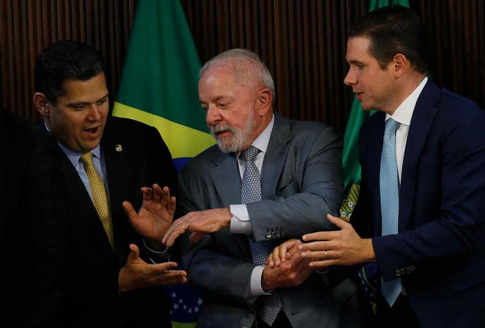 Congresso impõe série de derrotas ao governo e derruba vetos em meio à crise com o Planalto