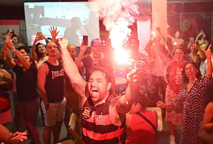 Pessoas no bar comemorando a decisão do Supremo Tribunal Federal sobre o julgamento do ex-presidente Jair Bolsonaro em Brasília, em 11 de setembro de 2025 — Foto: Evaristo Sá/AFP