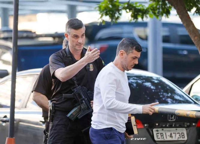 Rodrigo Bacellar chega a unidade da Polícia Federal — Foto: Márcia Foletto