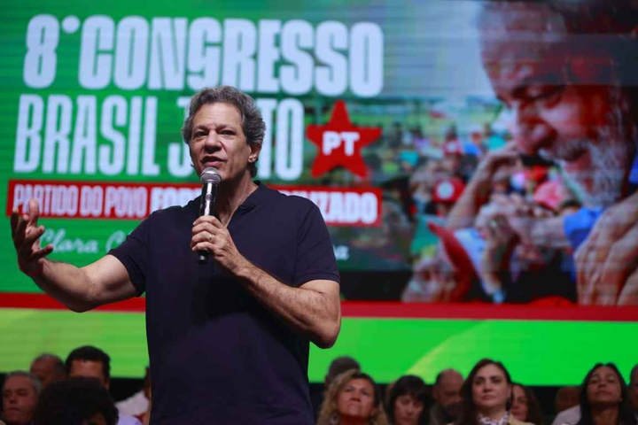 'Só lavagem cerebral coletiva explica', diz Haddad sobre empate entre Lula e Flávio Bolsonaro