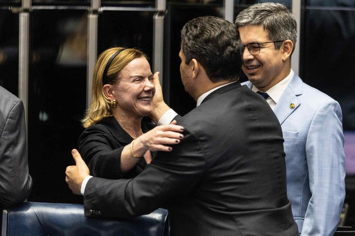 Gleisi nega negociação de cargos e tenta contornar crise após Alcolumbre subir o tom contra o governo