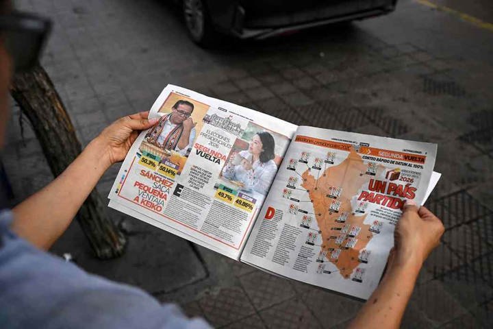 As primeiras páginas de jornais expostas em uma banca de jornal em Lima nesta segunda-feira (8) — Foto: MARTIN BERNETTI / AFP