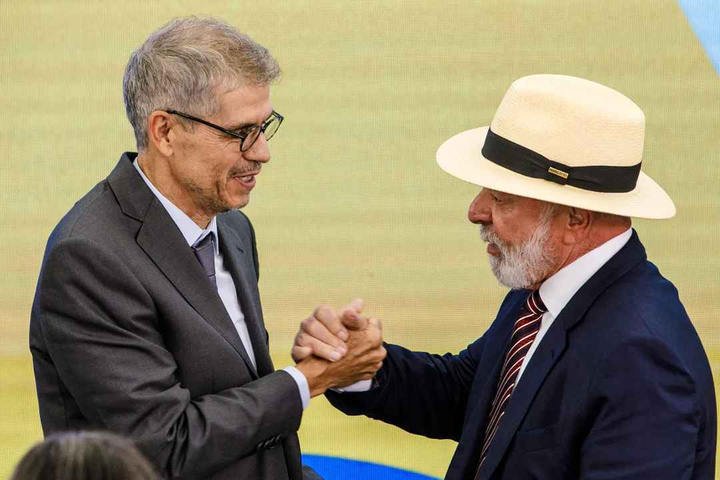 Auxiliares usam pesquisas para tentar fazer Lula seguir script após declarações sobre segurança pública repercutirem mal