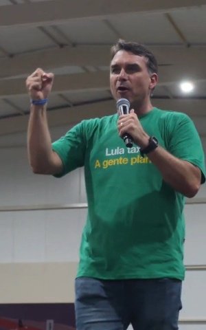 Flávio Bolsonaro diz que Lula trata agro como 'bandidos' e 'fascistas', em evento do setor na Bahia