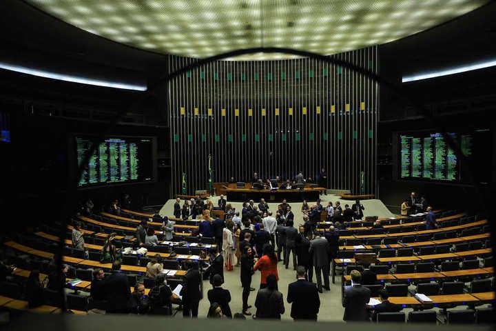 Pacote de bondades de partidos teve articulação em grupo de WhatsaApp e contou com apoio dos presidentes do PT e do PL