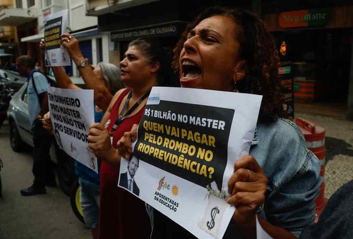 Professores fizeram protesto na porta contra o pedido de dinheiro de Flávio para Vorcaro — Foto: Gabriel de Paiva/ Agência O Globo