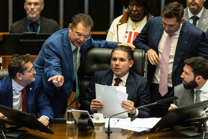 Cálculo eleitoral leva PL a 'bater cabeça' em aprovação da escala 6x1 na Câmara