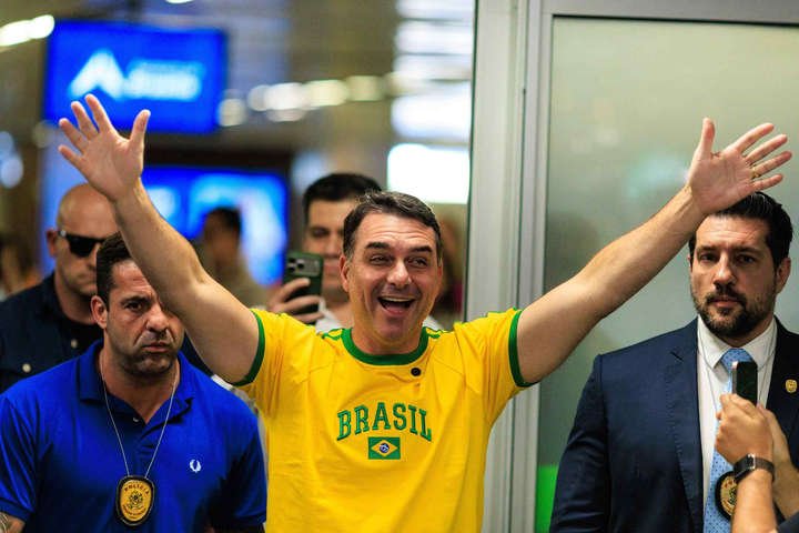 Às vésperas de audiência nos EUA, Flávio acusa Lula de usar soberania como ‘falsa narrativa’ para favorecer o tarifaço
