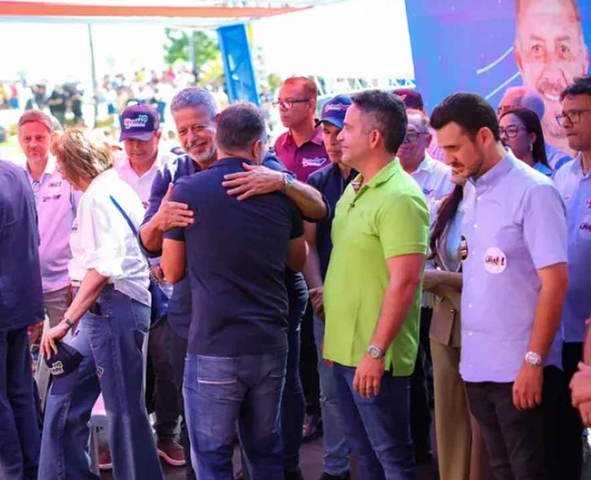 Lira abraça Renan Filho durante agenda no interior de Alagoas — Foto: Divulgação