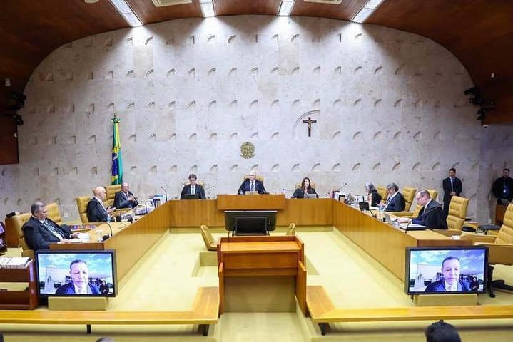 Ministros do STF veem fala de Flávio Bolsonaro sobre urnas como grave e defendem resposta do TSE