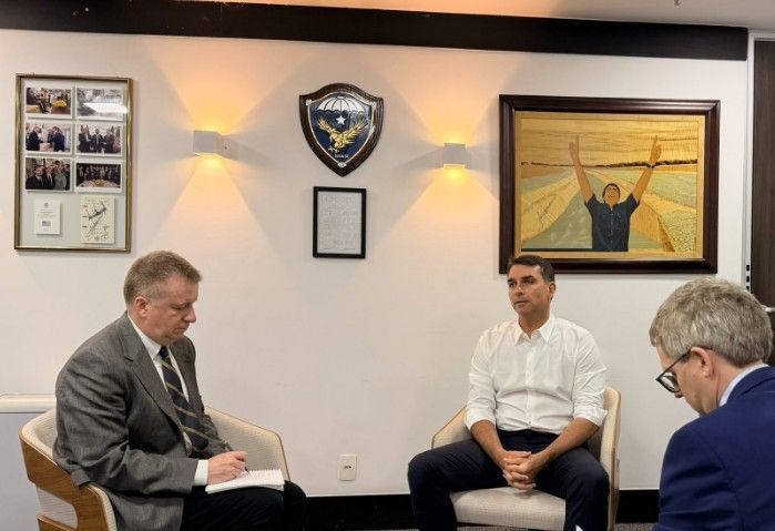 Ao Financial Times, Flávio Bolsonaro diz que Lula trata o Brasil como 'colônia chinesa'