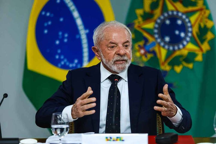 Aprovação de redução de penas de Bolsonaro expõe divisão entre governistas