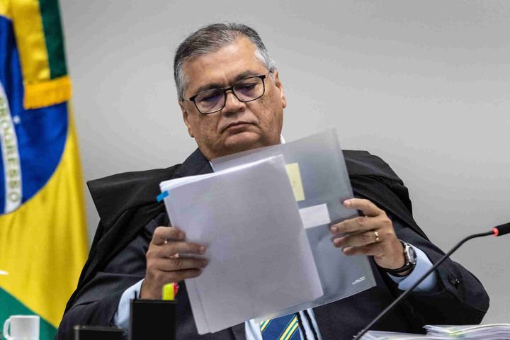 Dino avança em ofensiva contra emendas Pix e chega à verba enviada por vice de Flávio Bolsonaro; entenda suspeitas