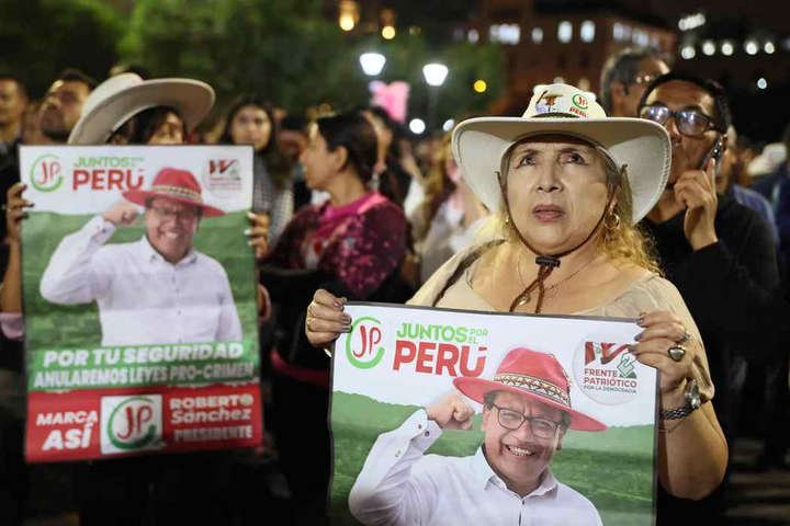 Apoiadores do candidato presidencial peruano Roberto Sánchez — Foto: Connie FRANCE / AFP