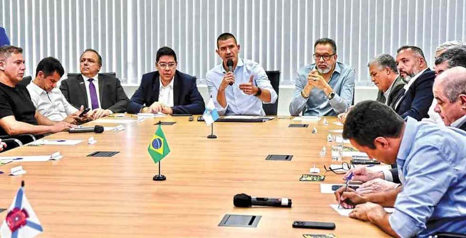 Ruas, com o microfone, em reunião com aliados e prefeitos, em junho — Foto: Reprodução/Facebook