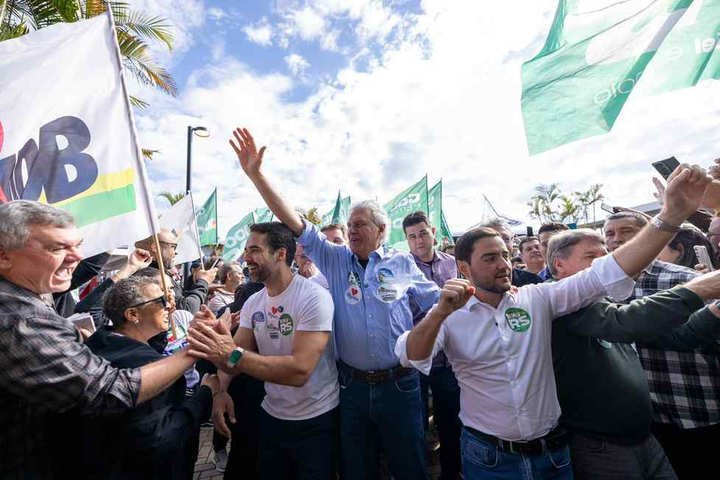 Ao lado de Leite e Caiado, Gabriel Souza lança pré-candidatura ao governo do Rio Grande do Sul
