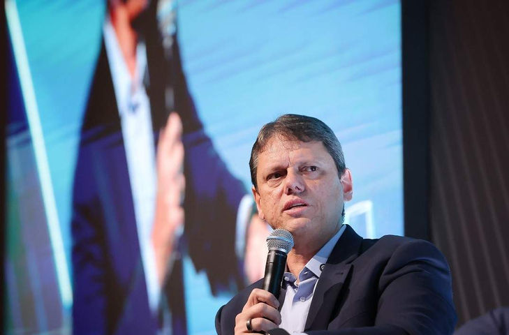 Tarcísio acelera entrega de obras e é pressionado por apoio a Flávio Bolsonaro