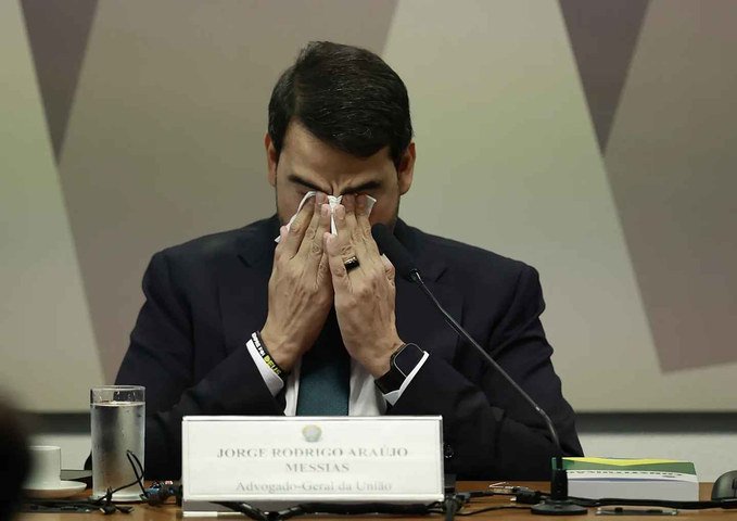 O Advogado Geral da União Jorge Messias, se emociona e usa lenço durante sabatina no Senado Federal — Foto: Cristiano Mariz/Agência O Globo