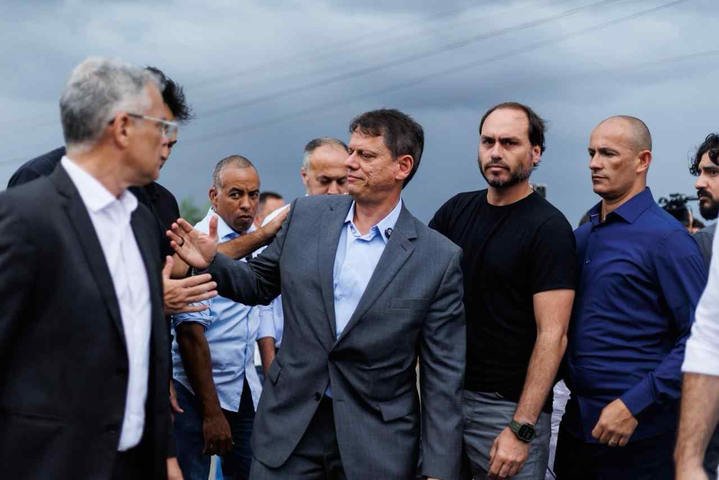 Flávio prega união da direita e diz que Tarcísio 'saiu da costela de Bolsonaro'