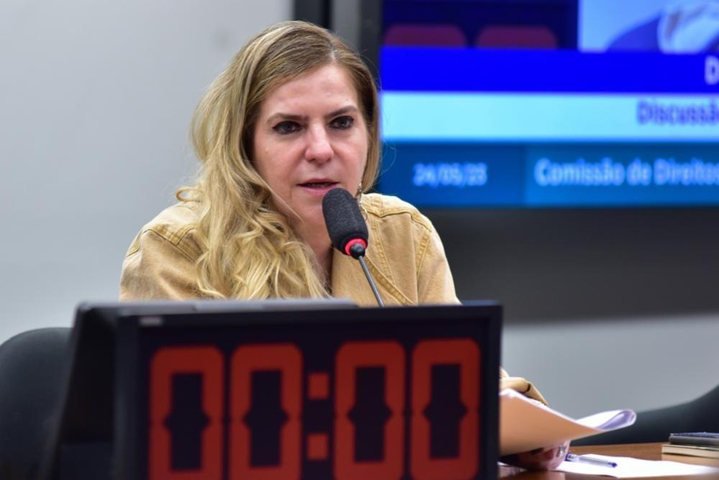 Após brigar com o PT e deixar o partido para se candidatar, Luizianne Lins vai disputar o Senado na chapa de Elmano