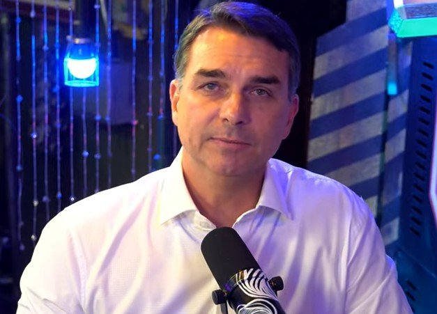 Flávio diz que tenta ‘segurar onda’ de Eduardo após críticas a aliados: ‘Não é inteligente’