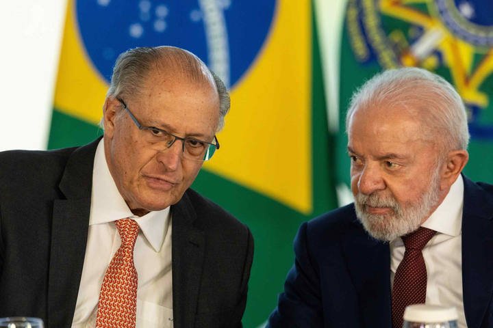 PSB vai a Lula defender a permanência de Alckmin, que resiste a disputar eleição em São Paulo