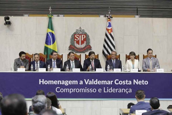 Homenagem a Valdemar na Alesp vira ato de pré-campanha de Flávio Bolsonaro
