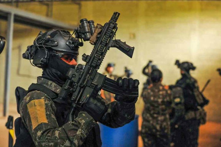 Um exercício comum é ficar em ambientes fechados com gás lacrimogêneo sem máscara — Foto: Exército Brasileiro