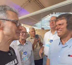 Tarcísio de Freitas diz a Zema que se diverte com caricaturas na política, após atrito do mineiro com Gilmar