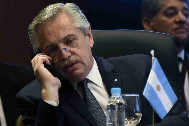 Ex-presidente da Argentina diz que Milei é 'psiquicamente desequilibrado' e vê ataques a Lula como 'risco' para a relação bilateral